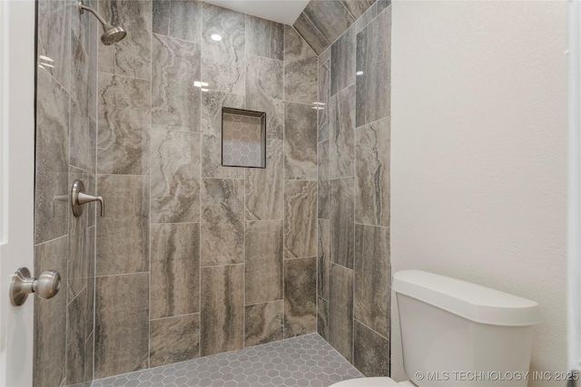 6905 S Redbud Ave, Broken Arrow, OK 74011 - bathroom featuring toilet and tiled shower