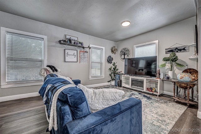 1208 NW 1st Ave, Ardmore, OK 73401 - living area featuring wood finished floors and a textured ceiling