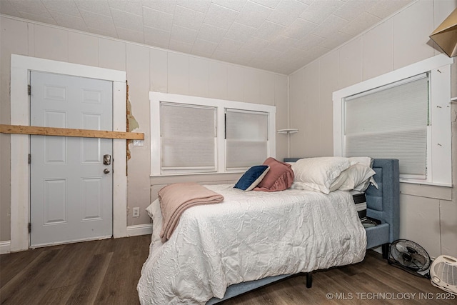 1208 NW 1st Ave, Ardmore, OK 73401 - bedroom featuring wood finished floors and a decorative wall