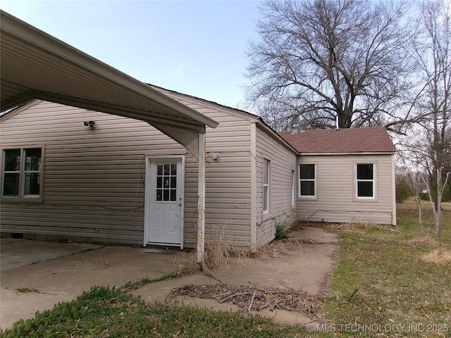 2131 Topeka St, Muskogee, OK 74403 - view of side of home with a patio
