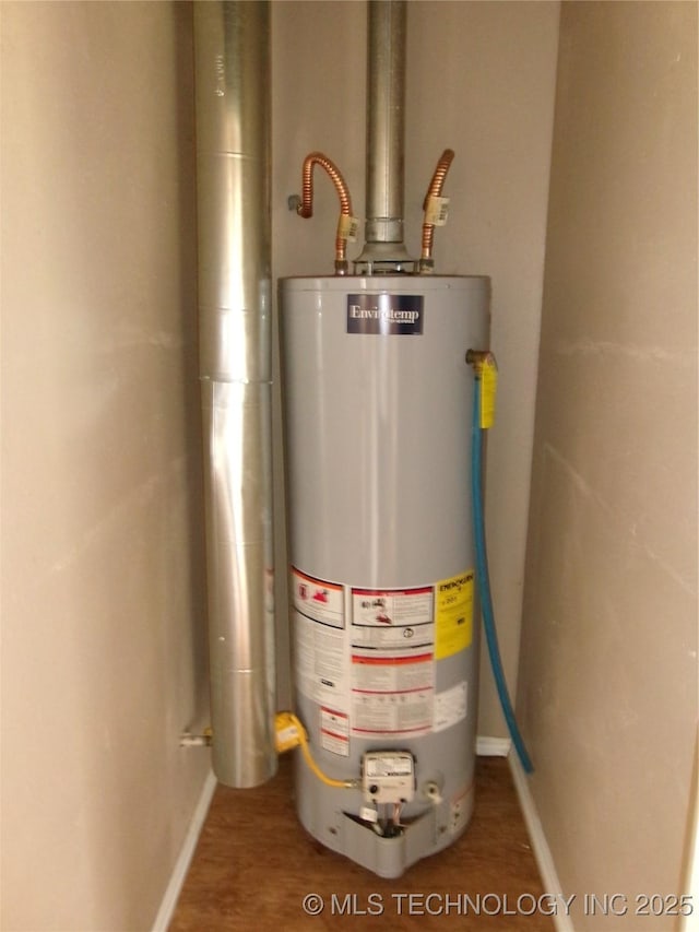 2131 Topeka St, Muskogee, OK 74403 - utility room with gas water heater