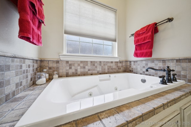 12225 S Glen Ct, Jenks, OK 74037 - bathroom featuring a whirlpool tub