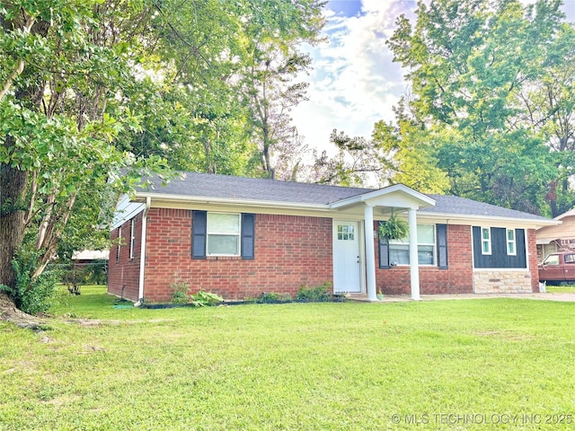 1105 NW 9th St, Stigler, OK 74462 - single story home with a front yard and brick siding