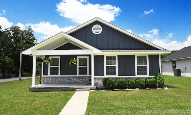 401 N Ash St, Sallisaw, OK 74955 - bungalow-style home featuring board and batten siding and a front yard