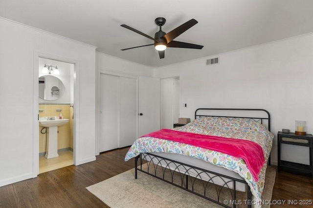 4331 E 28th St, Tulsa, OK 74114 - bedroom with wood finished floors, crown molding, a closet, ensuite bath, and a ceiling fan