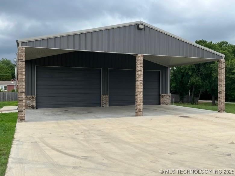408 S Donehoo, Kingston, OK 73439 - garage featuring a detached garage