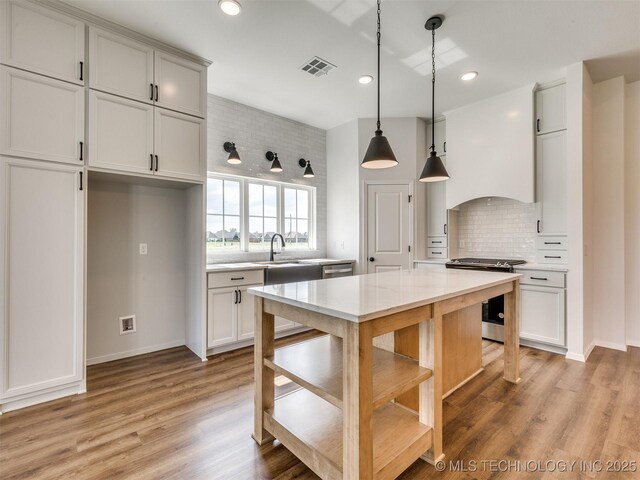 7202 E 132nd St S, Bixby, OK 74008 - kitchen with stainless steel appliances, tasteful backsplash, decorative light fixtures, light wood finished floors, and recessed lighting