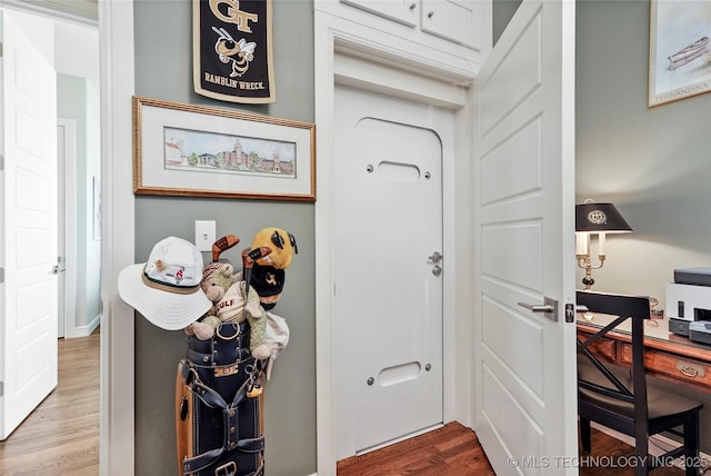 8701 E Hartford St, Broken Arrow, OK 74014 - corridor featuring wood finished floors and a desk