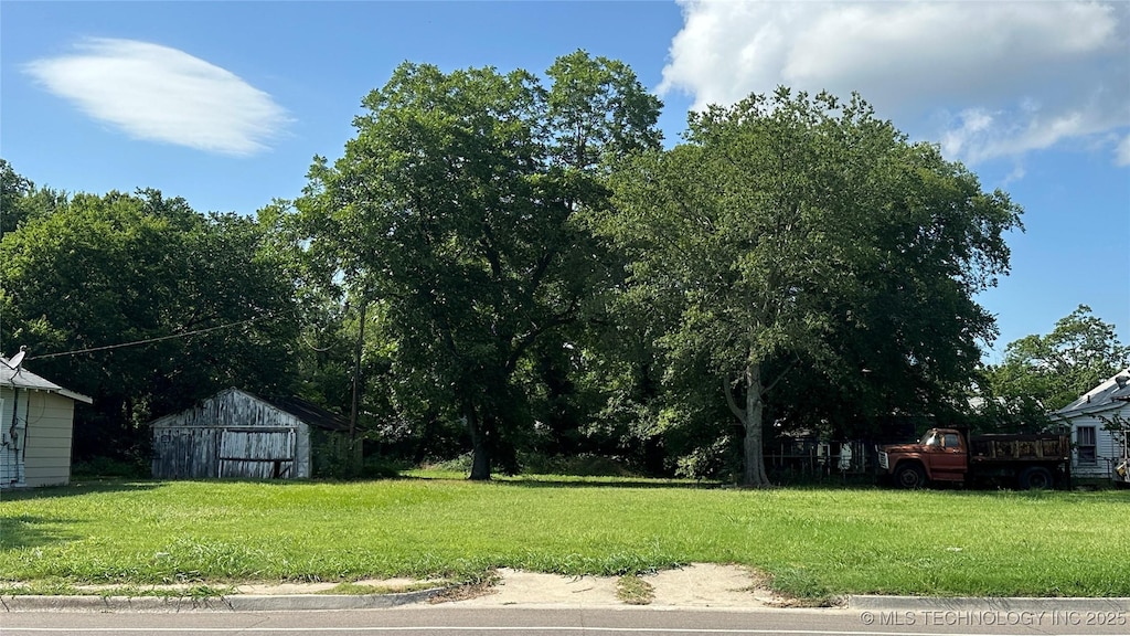 513 Lake Murray E, Ardmore, OK 73401 - view of grassy yard featuring an outbuilding