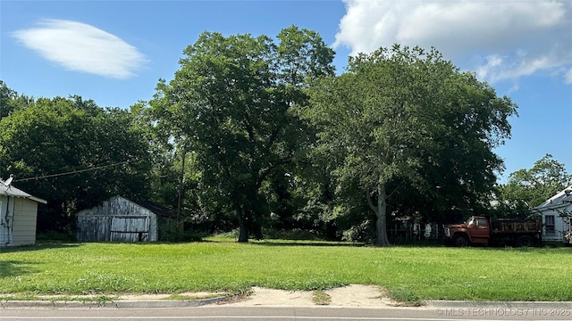 513 Lake Murray E, Ardmore, OK 73401 - view of grassy yard featuring an outbuilding