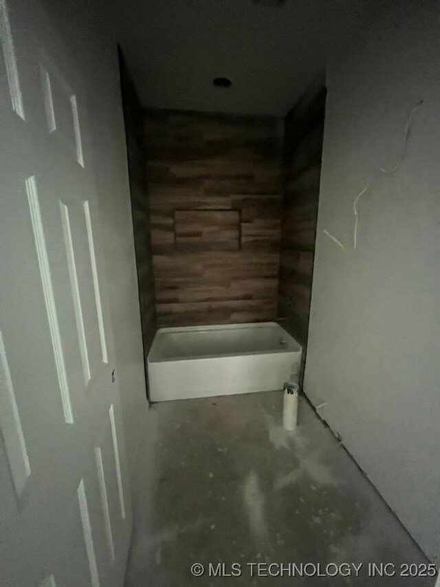 11130 Spanish Oak, Kingston, OK 73439 - bathroom featuring concrete flooring and a bath