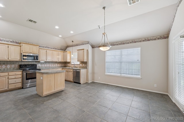 513 S 63rd Pl S, Broken Arrow, OK 74014 - kitchen with appliances with stainless steel finishes, light brown cabinetry, lofted ceiling, tasteful backsplash, and a kitchen island