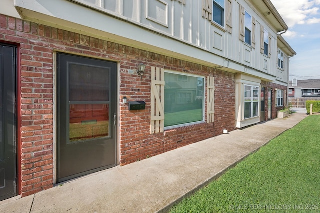 6152 S Madison Pl Unit B, Tulsa, OK 74136 - doorway to property featuring brick siding