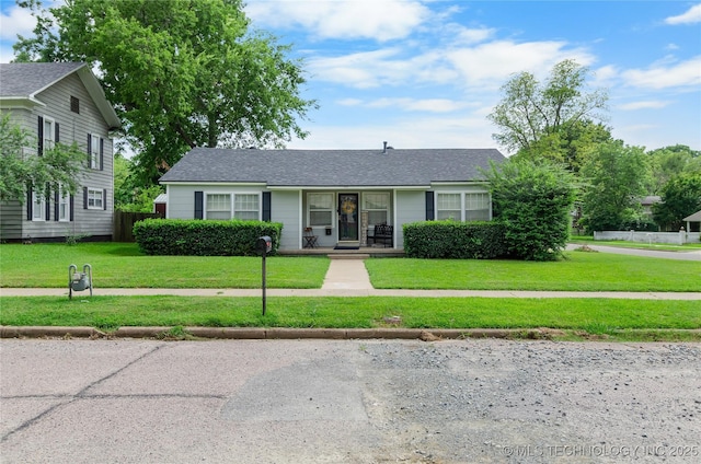 925 W Cedar St N, Durant, OK 74701 - view of front facade with a front lawn