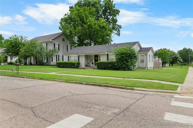 925 W Cedar St N, Durant, OK 74701 - traditional home featuring a front lawn