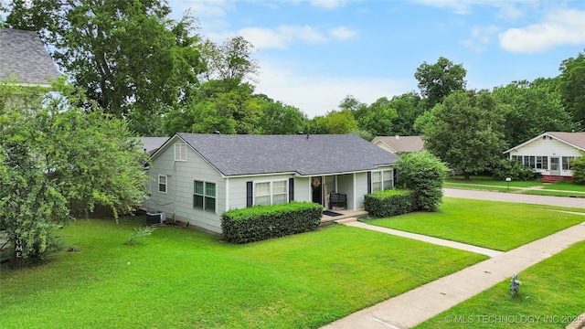 925 W Cedar St N, Durant, OK 74701 - single story home with a front yard and roof with shingles
