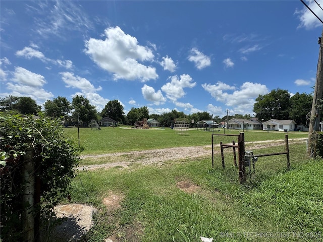 911 E Maple St, Cushing, OK 74023 - view of yard