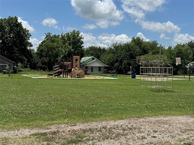 911 E Maple St, Cushing, OK 74023 - view of yard featuring view of scattered trees