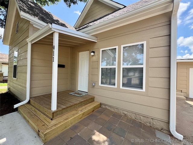 911 E Maple St, Cushing, OK 74023 - property entrance featuring a shingled roof