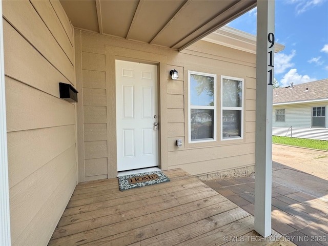911 E Maple St, Cushing, OK 74023 - view of exterior entry featuring a patio