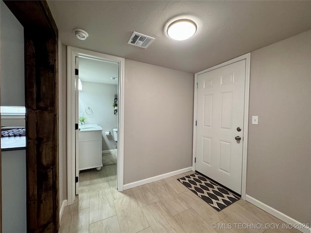 911 E Maple St, Cushing, OK 74023 - entryway with baseboards