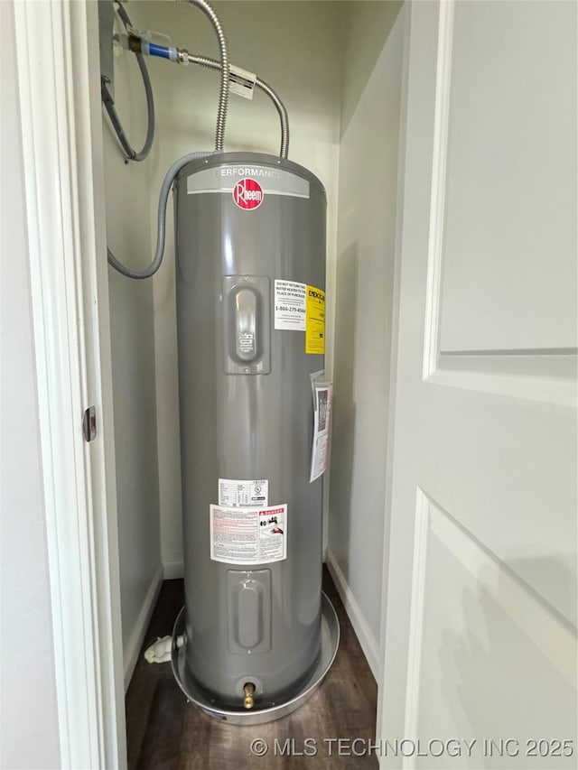 911 E Maple St, Cushing, OK 74023 - utility room featuring electric water heater