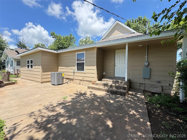 911 E Maple St, Cushing, OK 74023 - view of front facade featuring a patio area