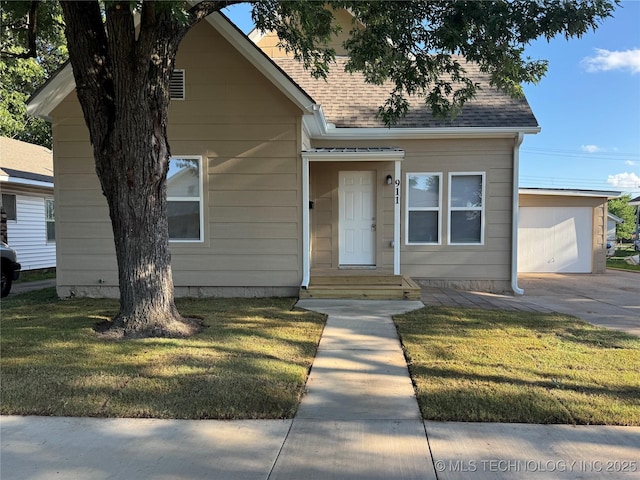 911 E Maple St, Cushing, OK 74023 - view of front facade featuring roof with shingles, a front yard, and driveway
