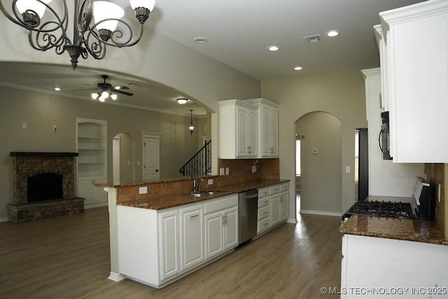 11906 S Nandina St, Jenks, OK 74037 - kitchen with appliances with stainless steel finishes, arched walkways, wood finished floors, open floor plan, and ceiling fan