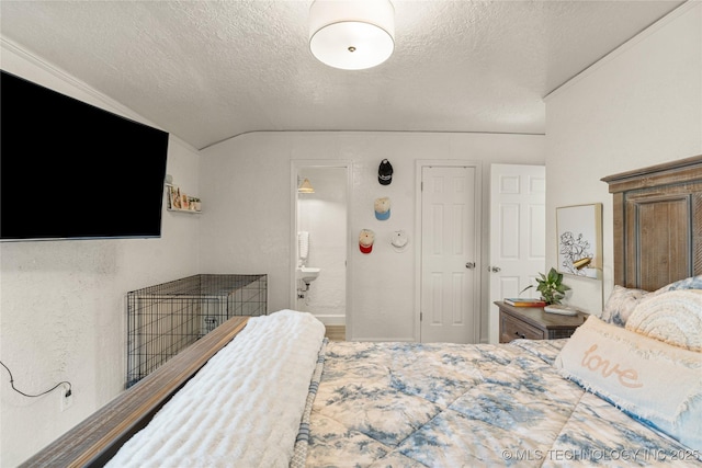 1640 E 41st St, Tulsa, OK 74105 - bedroom featuring a textured ceiling, connected bathroom, and lofted ceiling