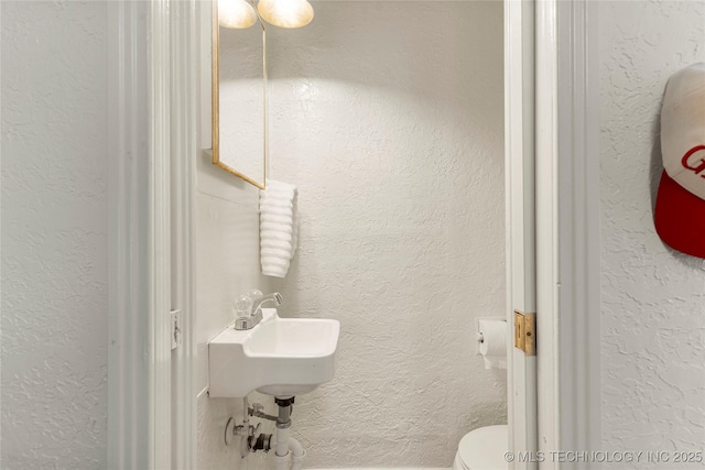 1640 E 41st St, Tulsa, OK 74105 - bathroom featuring toilet and a textured wall