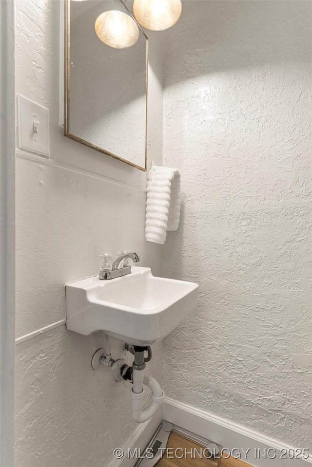 1640 E 41st St, Tulsa, OK 74105 - bathroom with a textured wall