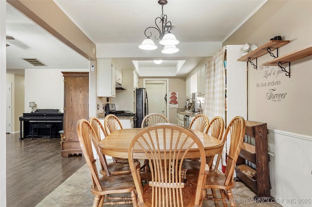 1508 Melissa Cir, Sapulpa, OK 74066 - dining space featuring a chandelier, a tray ceiling, and light wood-style floors