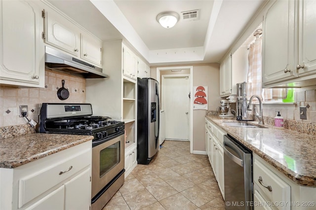 1508 Melissa Cir, Sapulpa, OK 74066 - kitchen featuring stainless steel appliances, under cabinet range hood, backsplash, and white cabinetry