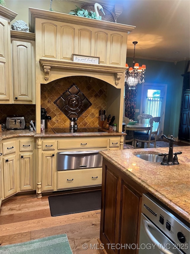 910 Summit Rdg, Mcalester, OK 74501 - kitchen featuring a warming drawer, cream cabinetry, dishwasher, a chandelier, and crown molding
