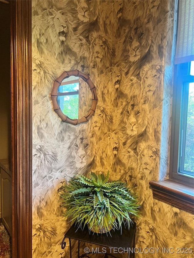 910 Summit Rdg, Mcalester, OK 74501 - detailed view of wallpapered walls