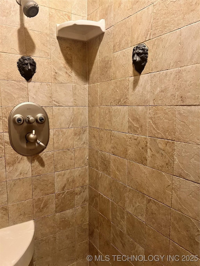 910 Summit Rdg, Mcalester, OK 74501 - full bathroom featuring a tile shower