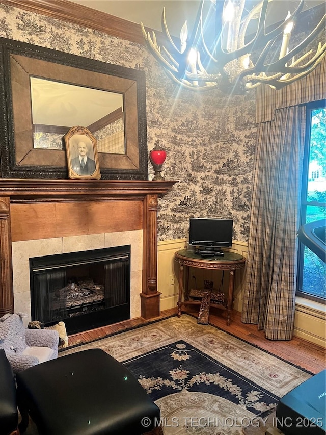 910 Summit Rdg, Mcalester, OK 74501 - living area with wallpapered walls, wainscoting, a tiled fireplace, and wood finished floors