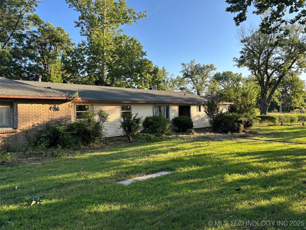 706 E Thompson Ave, Sapulpa, OK 74066 - view of front of house featuring a front lawn and brick siding