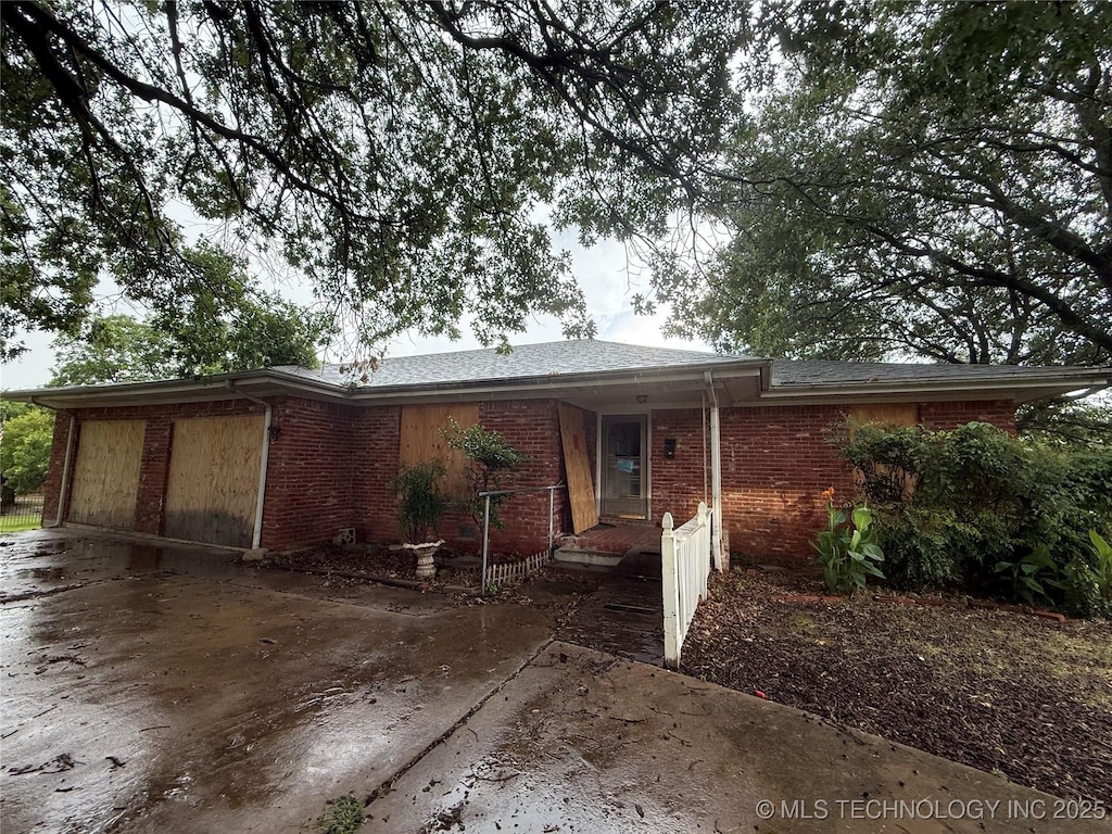 1518 N Washington St, Ardmore, OK 73401 - ranch-style house with brick siding, a garage, and driveway