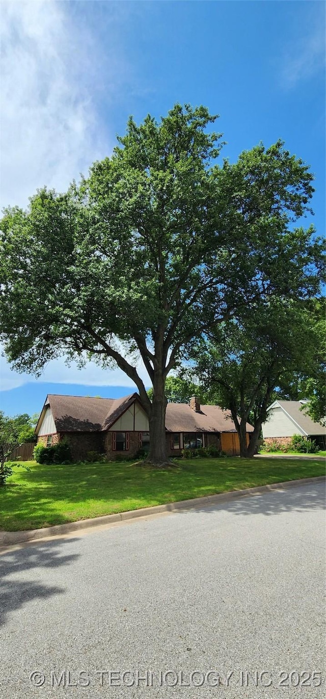 9712 S Hudson Ave, Tulsa, OK 74137 - view of front facade with a front lawn