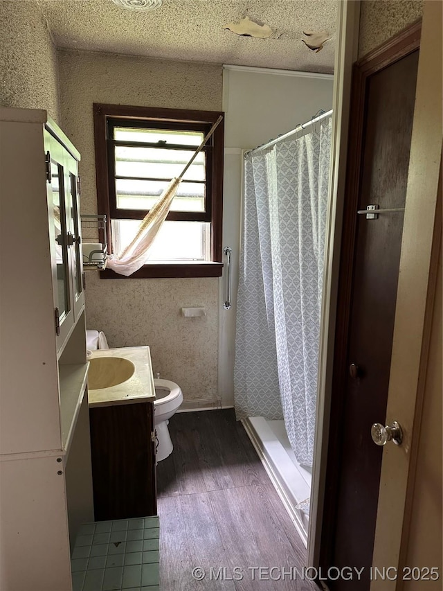 4950 E 41st St N, Tulsa, OK 74115 - bathroom with wood finished floors, vanity, curtained shower, and a textured ceiling