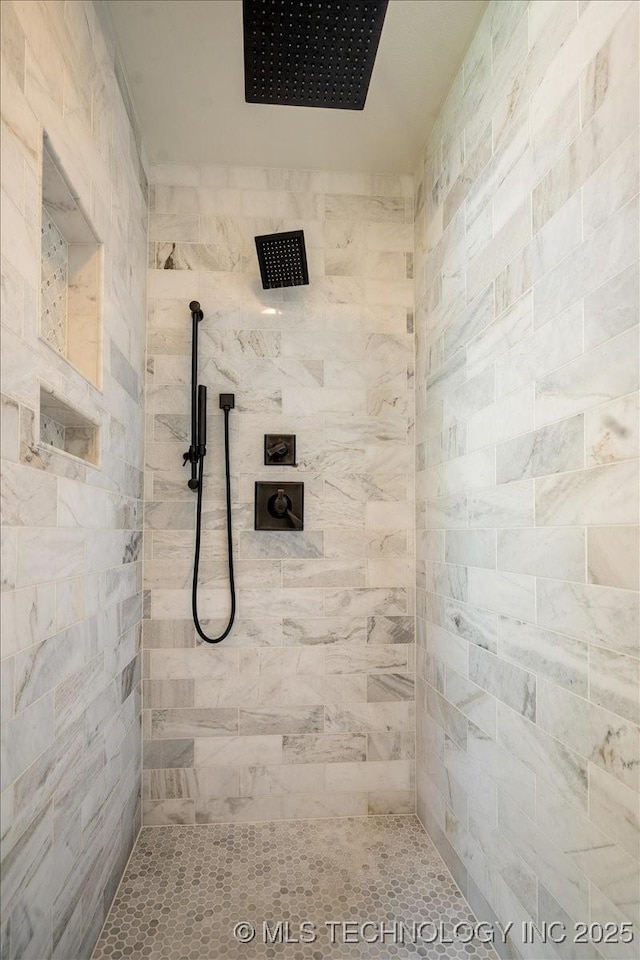 6797 Hummingbird Ct, Owasso, OK 74055 - bathroom featuring tiled shower