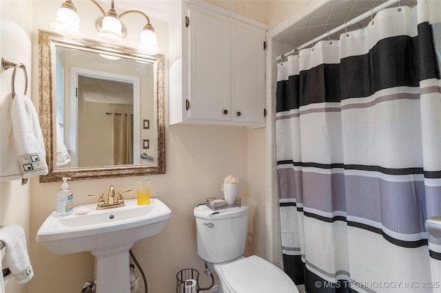 11420 S Mingo Rd, Bixby, OK 74008 - bathroom with toilet and a shower with curtain