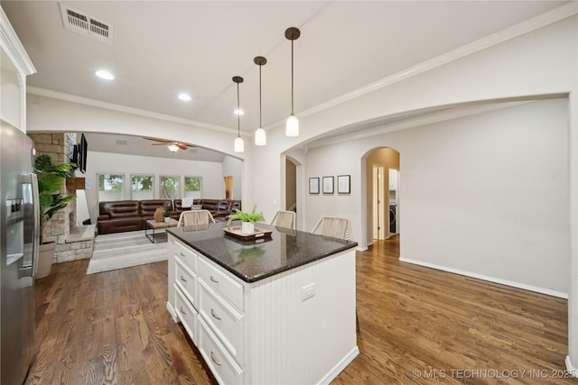 8404 E 98th Pl, Tulsa, OK 74133 - kitchen featuring open floor plan, arched walkways, white cabinets, ceiling fan, and dark wood finished floors