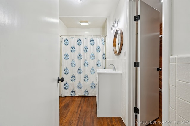 10 E 31st Pl, Sand Springs, OK 74063 - bathroom featuring wood finished floors, vanity, and a shower with shower curtain
