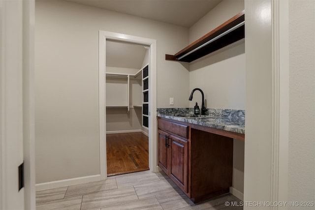 7141 E 138th Pl, Collinsville, OK 74021 - laundry area featuring wet bar and baseboards