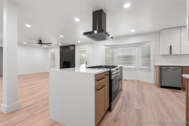 1400 W Jackson St, Broken Arrow, OK 74012 - kitchen with stainless steel appliances, extractor fan, recessed lighting, light wood-style floors, and ceiling fan