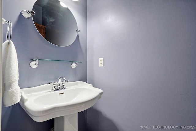 10672 E Canyon Oaks Ct, Claremore, OK 74017 - bathroom with a sink