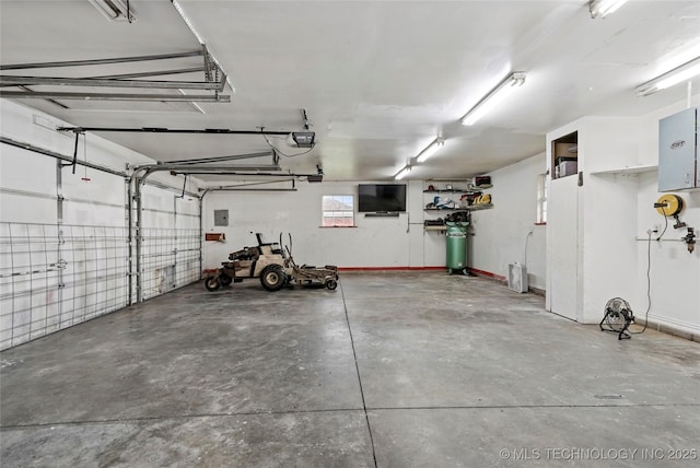 10672 E Canyon Oaks Ct, Claremore, OK 74017 - garage featuring a garage door opener